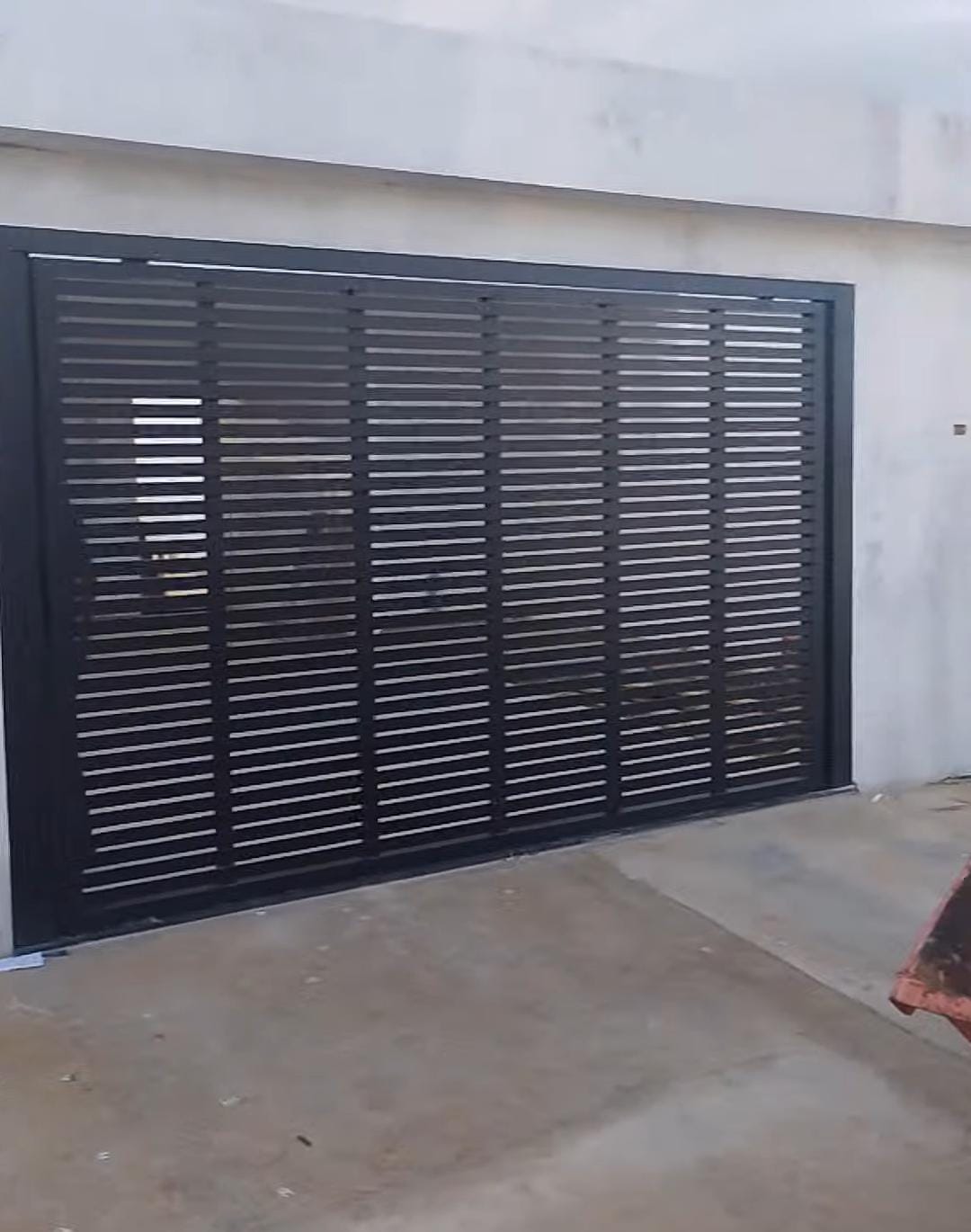 Portão ripado de alumínio preto